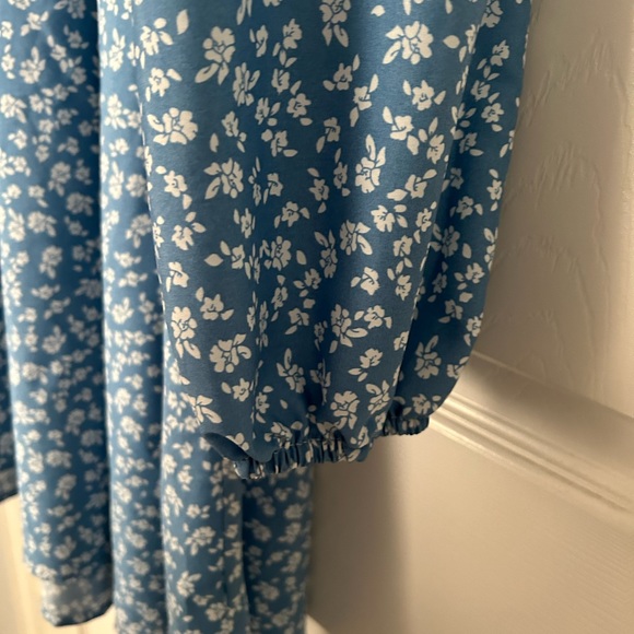 2/$20 NWOT floral v neck dress long lantern sleeve blue white size medium womens - Picture 10 of 10